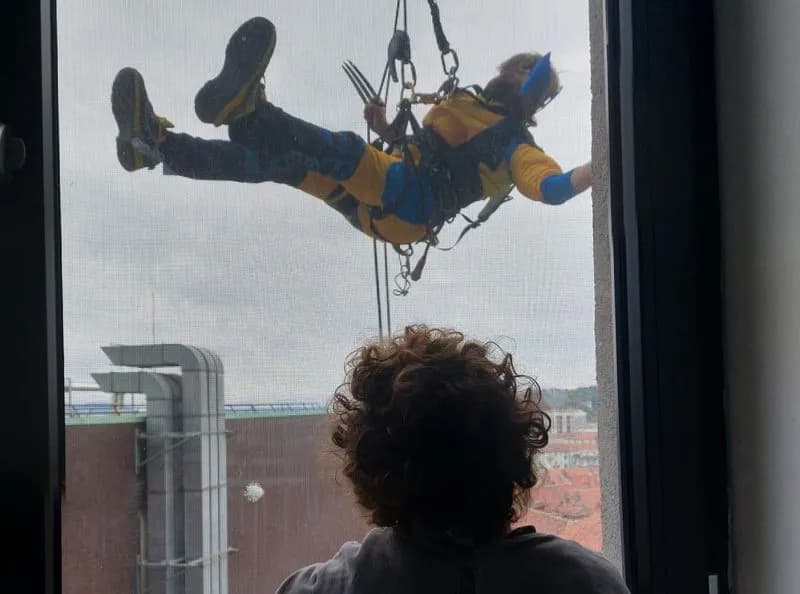 IVREA - I supereroi si sono calati dal tetto dell'ospedale a sostegno dell'Ugi - FOTO