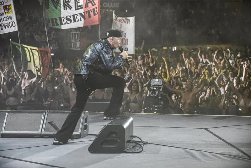 IVREA - Al concerto di Vasco «Ivrea presente»: la foto diventa virale