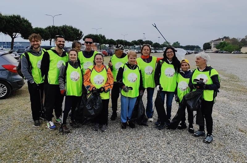 LEINI' - Il sindaco dei ragazzi ripulisce la città dai rifiuti insieme ad un gruppo di volontari - FOTO