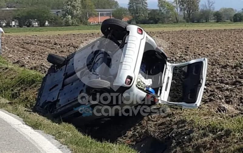 LEINI - Auto finisce fuori strada, quattro ragazzi coinvolti: due trasportati all'ospedale di Ciriè