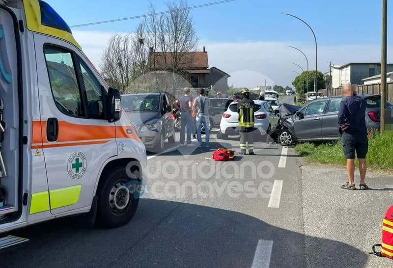 LEINI - Terribile incidente in via Lombardore con cinque auto coinvolte e sei feriti: due sono gravi - FOTO