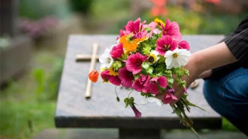 LEINI' - Ladri senza rispetto in azione al cimitero: rubati i fiori dalle tombe