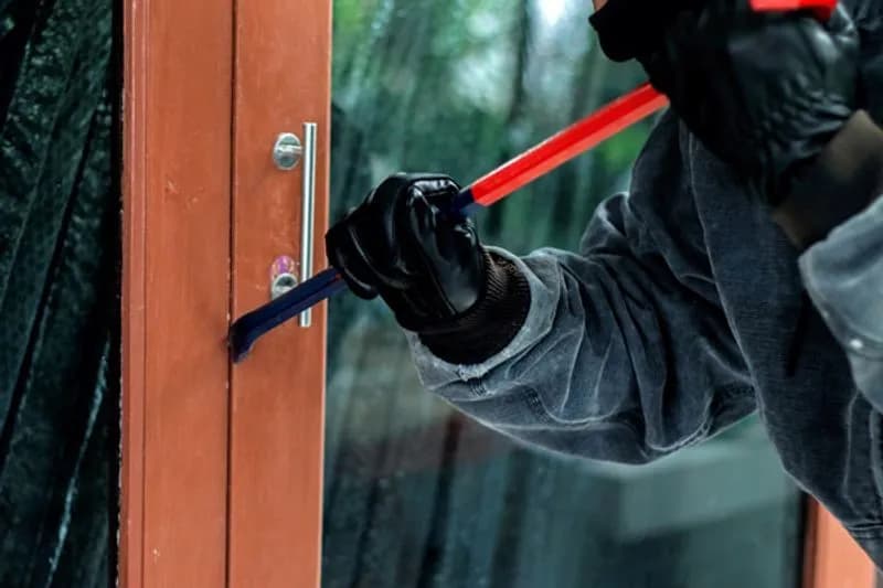 LEINI' - Allarme furti: ladri in azione alla scuola media e in un bar di via Carlo Alberto