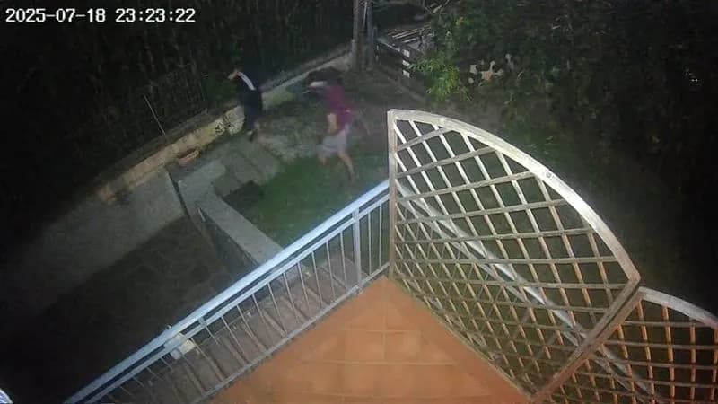 LEINI' - Allarme furti nelle case, il blitz sfumato dei ladri ripreso dalle telecamere e messo sui social