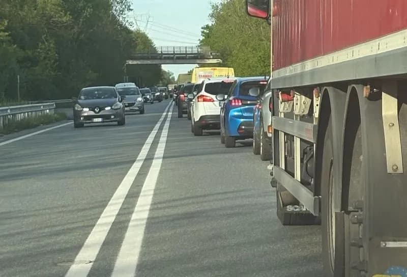 CAOS SULLA 460 - Buca nell'asfalto tra Leini e Lombardore, semaforo e code infinite nelle ore di punta - FOTO