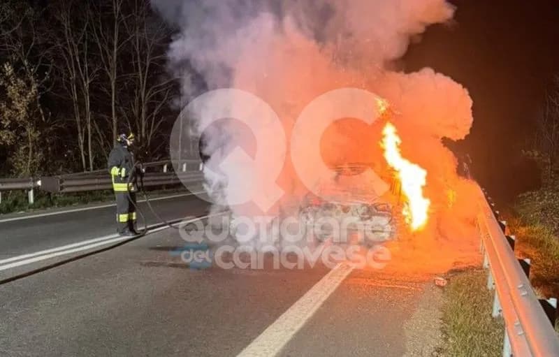 LEINI-LOMBARDORE - Auto prende fuoco durante la marcia sulla 460 del Gran Paradiso - FOTO