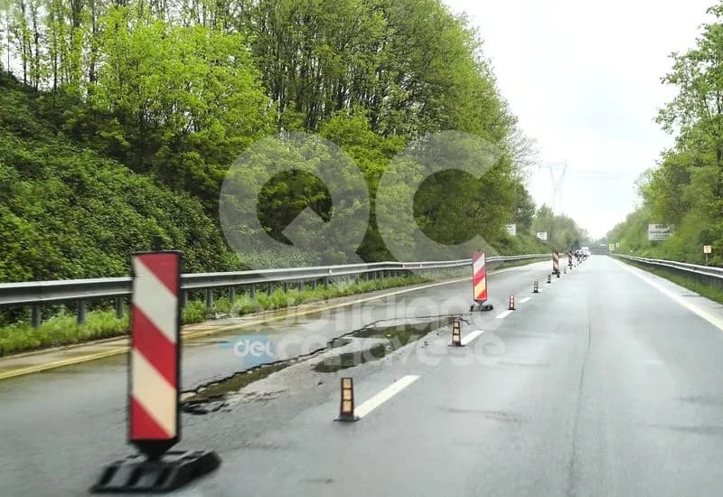 LEINI-LOMBARDORE - Danni maltempo, chiusa una corsia della 460 per voragine nell'asfalto