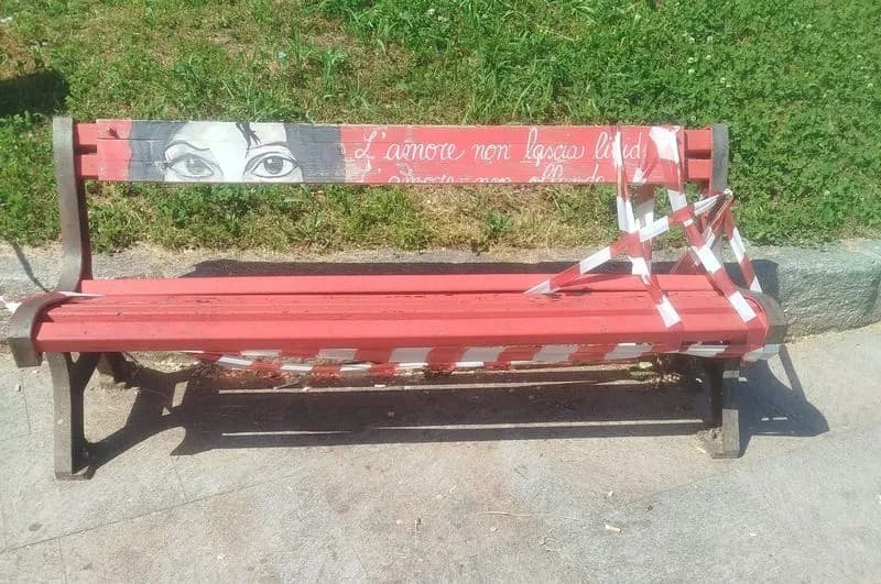 LEINI' - Inqualificabile raid vandalico: devastata la panchina rossa contro la violenza di genere - FOTO