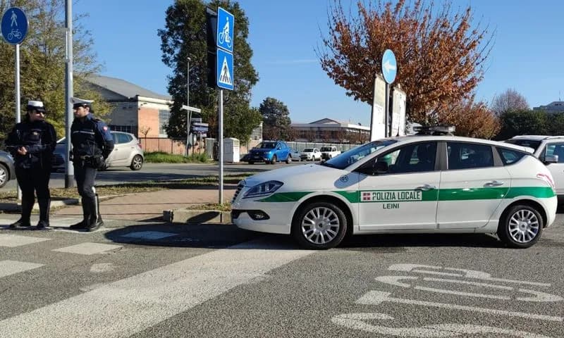 LEINI' - Guida senza patente e assicurazione, provoca un incidente e scappa: 7mila euro di multa