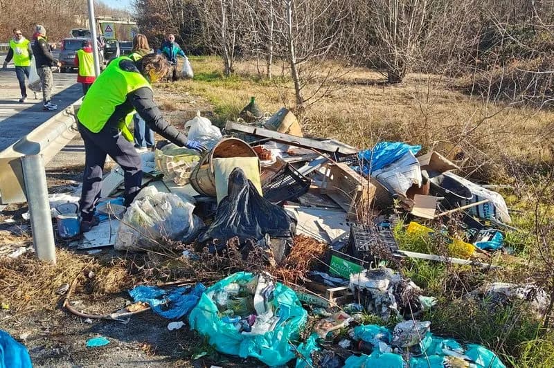 LEINI' - Discarica abusiva lungo la 460: il gruppo dei «Volenterosi» ha ripulito dai rifiuti una piazzola - FOTO