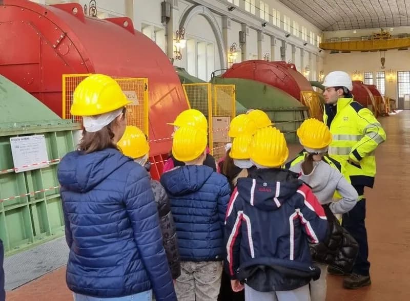LOCANA-CERESOLE - I bimbi delle scuole in visita alla centrale idroelettrica