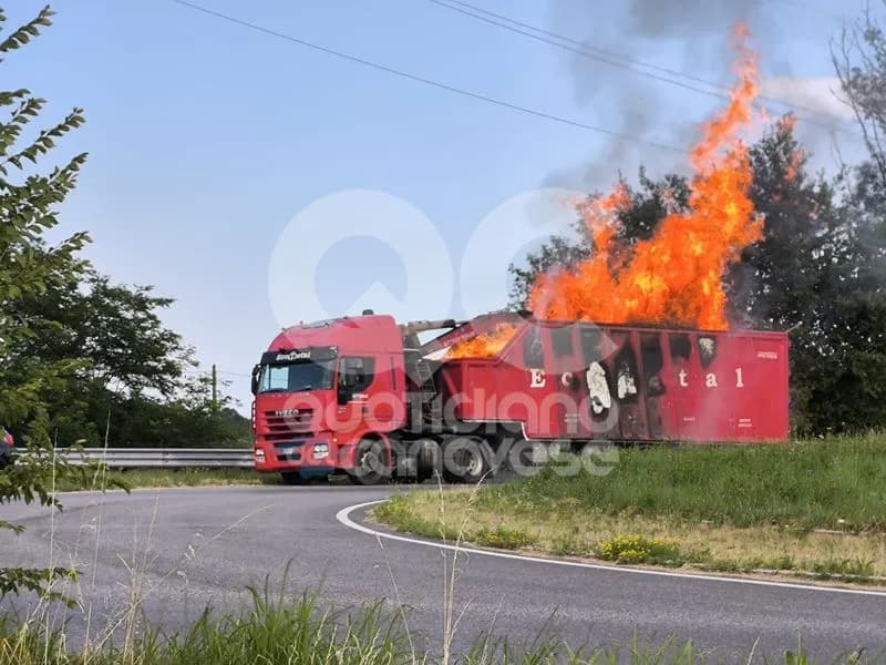 LOMBARDORE - Paura sulla 460: a fuoco il rimorchio di un camion alla rotonda all'ingresso del paese - FOTO e VIDEO