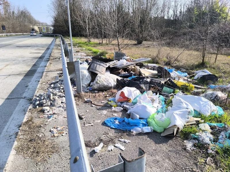 DISCARICHE SULLA 460 - «Forse è il caso di essere meno fiscali con la raccolta rifiuti a domicilio?»