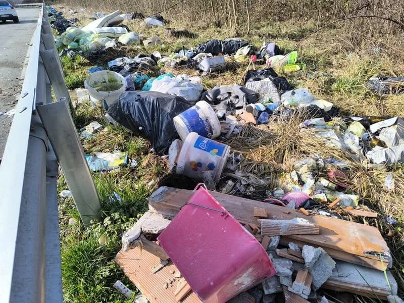 CANAVESE - La 460 del Gran Paradiso è terra di discariche abusive: tra Leini e Lombardore piazzole indecenti - FOTO e VIDEO