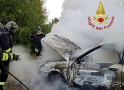 LOMBARDORE - Auto a fuoco durante la marcia sulla 460 del Gran Paradiso