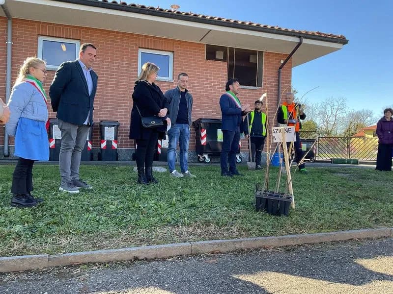 LOMBARDORE - Un albero per il futuro, un tiglio piantato nel giardino della scuola elementare