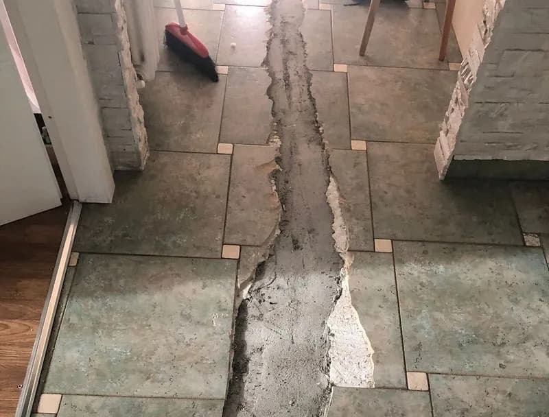 MAPPANO - Perdita d'acqua, pavimento rotto e lavori mai finiti: rabbia nelle case popolari di via Torazza