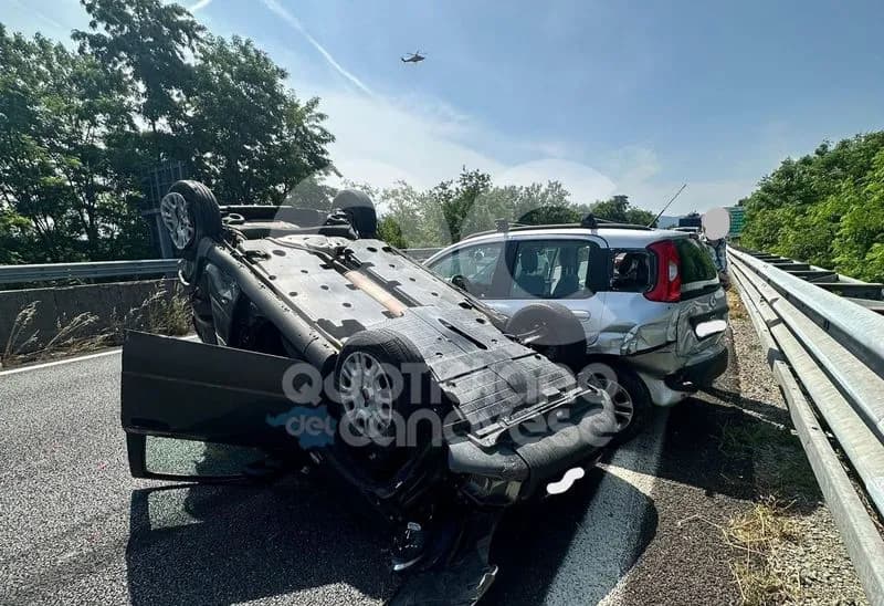 TORINO-CASELLE - Terribile schianto sul raccordo: due auto ribaltate, quattro persone ferite - FOTO