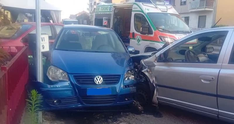 MAPPANO - Esce di strada e va a schiantarsi contro due auto in sosta: paura in strada Cuorgnè - FOTO