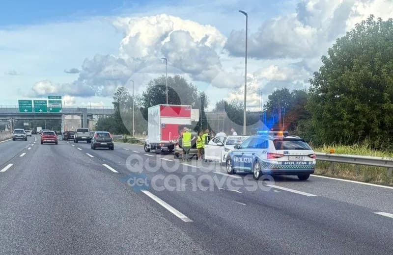 TANGENZIALE TORINO - Scontro auto-camion, ferito un minorenne: traffico in tilt prima dello svincolo di Caselle - FOTO