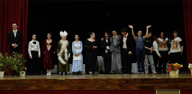 MAZZE' - Applaudito omaggio a Totò: un successo lo spettacolo della compagnia «Rosso di sera» - FOTO