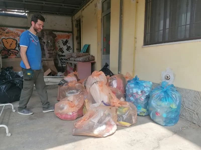 MAZZE' - Volontari al lavoro per ripulire il paese: raccolti 30 sacchi di rifiuti abbandonati - FOTO