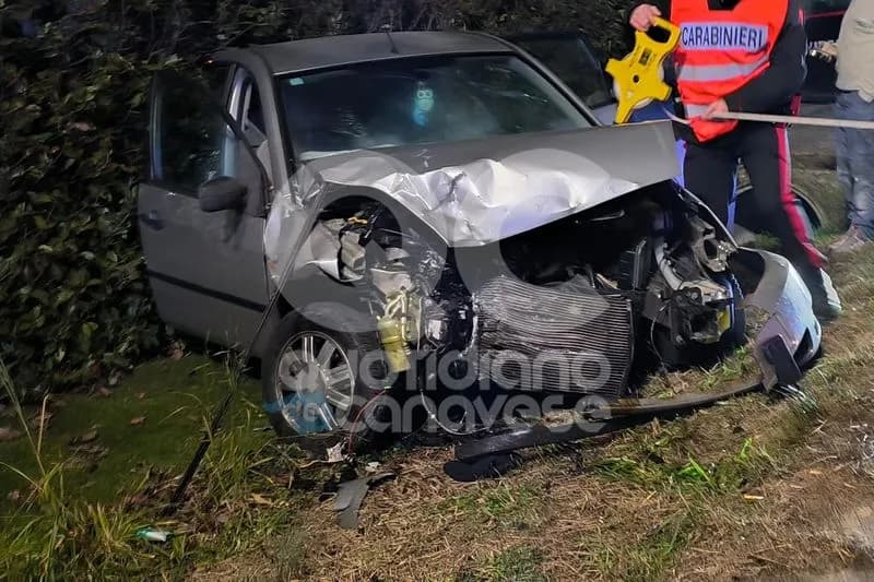 MERCENASCO - Pauroso scontro frontale sulla statale 26: tre persone ferite - FOTO