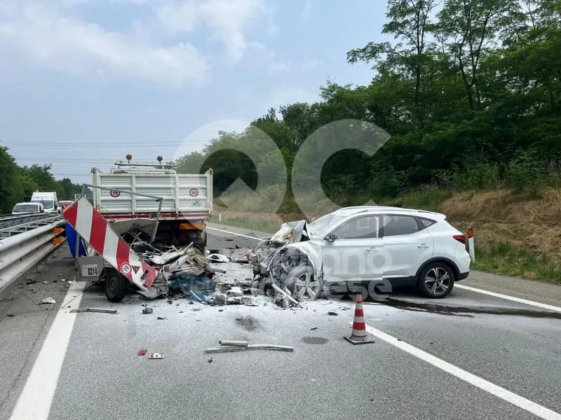 SCHIANTO IN AUTOSTRADA - Con l'auto contro un camion di un cantiere: automobilista elitrasportato al Cto - FOTO e VIDEO