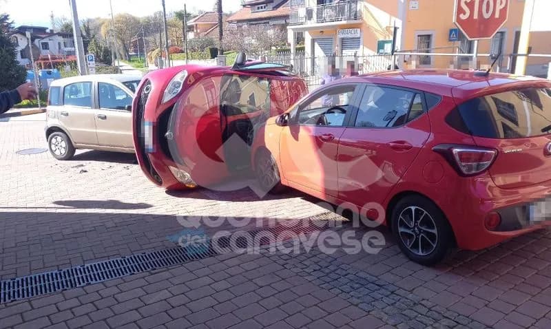 MONTALENGHE - Scontro con tre auto, una finisce a «sandwich» ribaltata su un fianco - FOTO