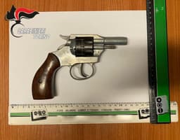 MONTALENGHE - Litiga per un parcheggio, prende la pistola e la punta alla testa della vicina di casa: 75enne arrestato