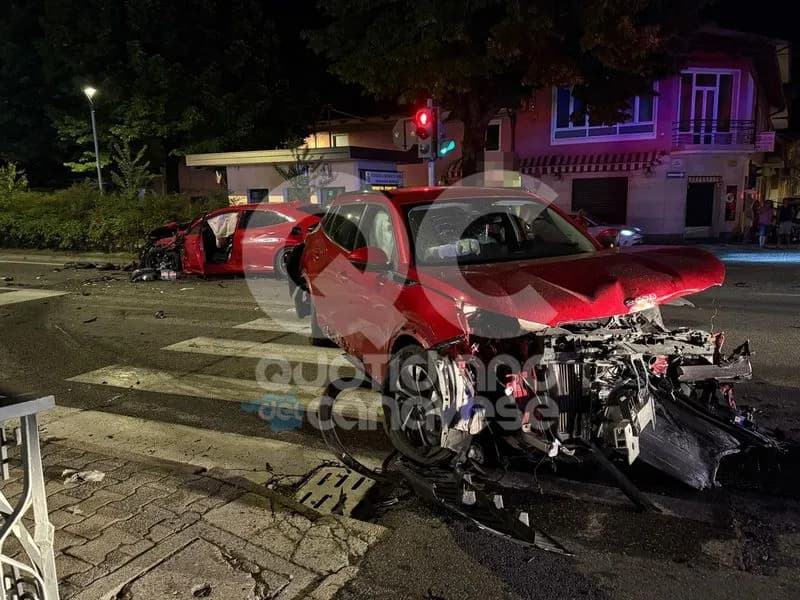 MONTALTO DORA - Scontro frontale vicino al semaforo sulla statale 26: due feriti ricoverati a Ivrea - FOTO