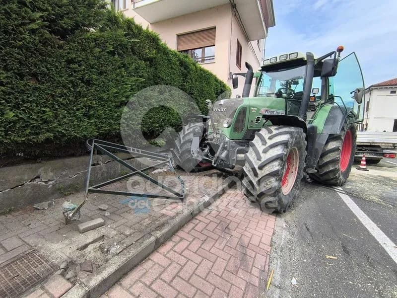 MONTALTO DORA - Schianto sulla statale, scontro tra un trattore e un camioncino - FOTO e VIDEO