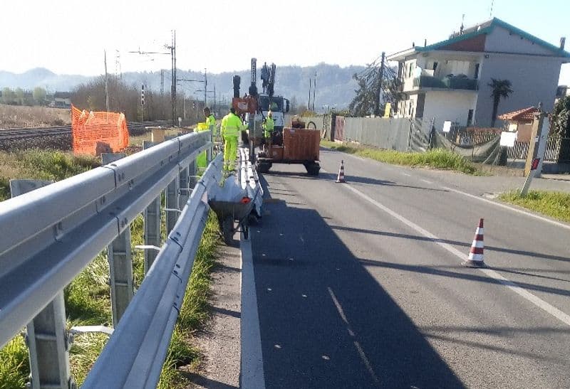 MONTANARO-CHIVASSO - Ecco i super guard-rail sulla provinciale 82