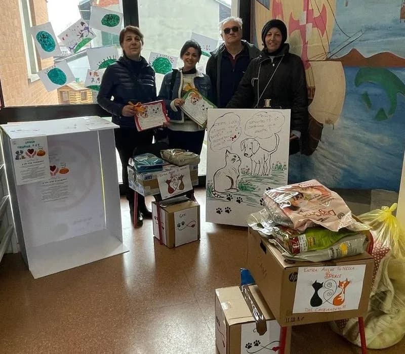 MONTANARO - Cibo e coperte donate dai bimbi delle scuole a chi si occupa di animali randagi - FOTO