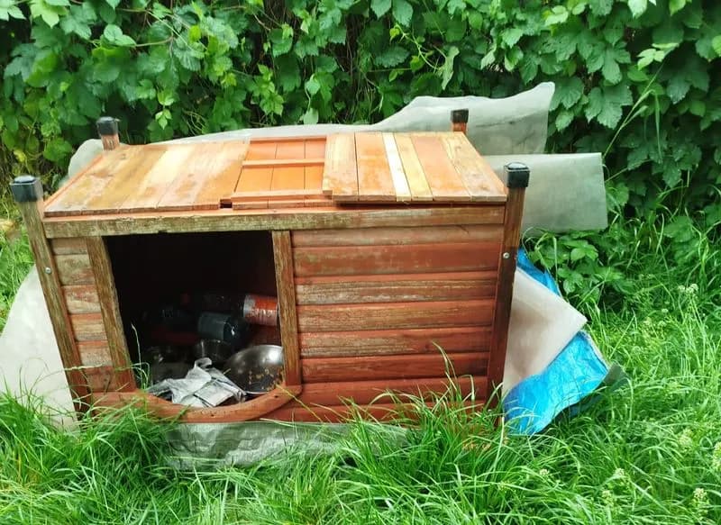 MONTANARO - Vandalizzata la colonia felina: rovesciata la casetta dei gatti e cibo buttato ovunque - FOTO