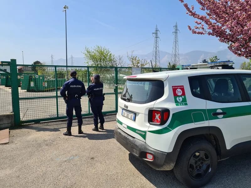 NOLE - Aggredisce l'operatore dell'ecocentro: identificato e denunciato dalla polizia locale
