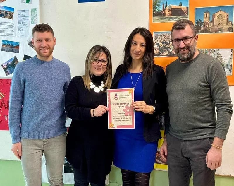 NOLE - «Semplicemente donna»: dispenser di assorbenti gratuiti a scuola