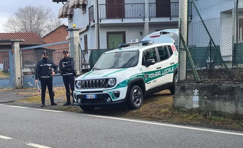 NOLE - Cerca di nascondere la droga nelle tasche, ma viene beccato dagli agenti della polizia locale