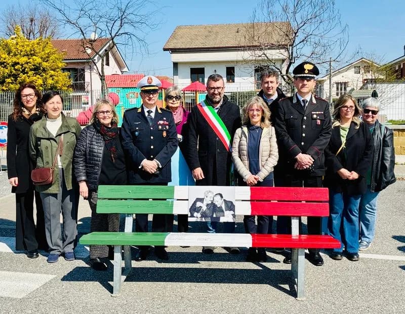 NOLE - Studenti e istituzioni inaugurano la panchina della Legalità - FOTO