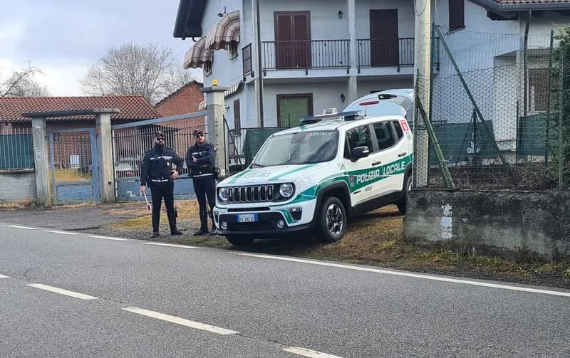 NOLE - Multano il figlio, lui dà di matto e sperona l'auto della polizia locale: denunciato