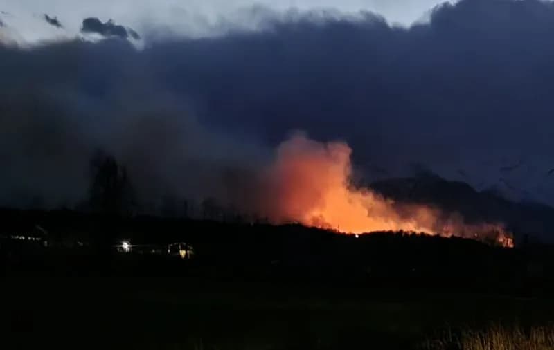 CANAVESE - Maxi incendio nelle Vaude: fiamme e colonna di fumo visibili a chilometri di distanza - FOTO