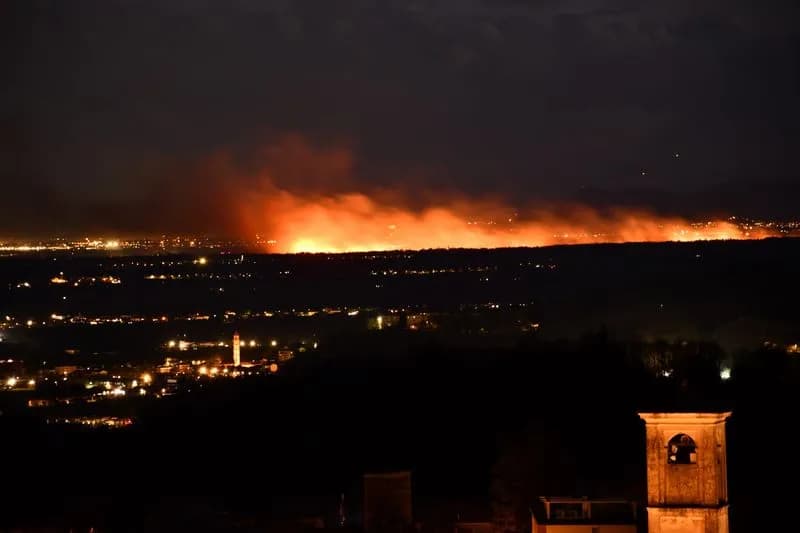 CANAVESE - Maxi incendio nelle Vaude: fiamme e colonna di fumo visibili a chilometri di distanza - FOTO