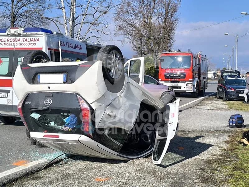 OGLIANICO - Schianto in via Salassa, auto finisce ruote all'aria - FOTO