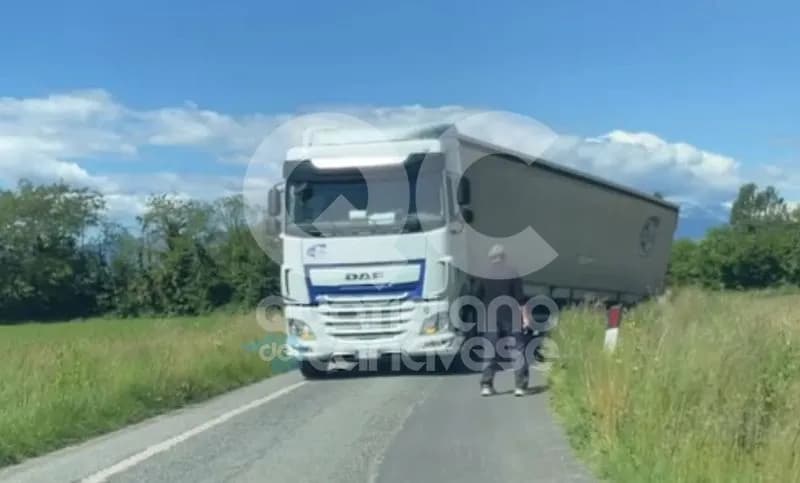 OGLIANICO-RIVAROLO - Camion incastrato alle Benne - FOTO e VIDEO