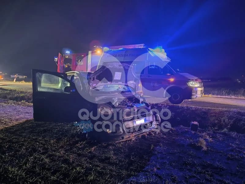 OZEGNA - Schianto sulla provinciale 41: auto ribaltata fuori strada - FOTO