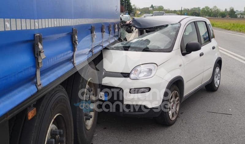 OZEGNA - Auto contro camion sulla provinciale per Rivarolo: un ferito trasportato all'ospedale di Ivrea - FOTO