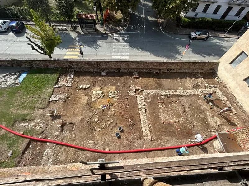 OZEGNA - Durante i lavori di ristrutturazione del castello sono riaffiorate le tracce del ricetto medievale