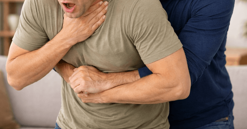 OZEGNA - Rischia di soffocare durante il pranzo, salvato dall'intervento di un amico esperto in primo soccorso