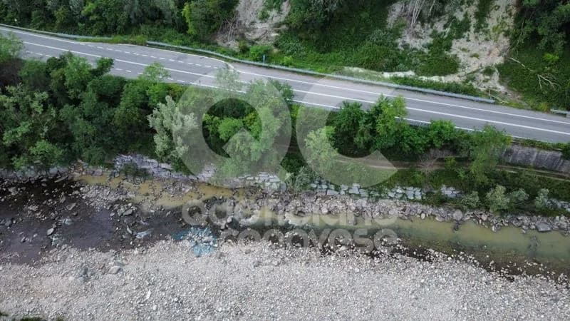 QUAGLIUZZO-PARELLA - C'è uno strano liquame che cambia colore all'acqua del Chiusella - FOTO