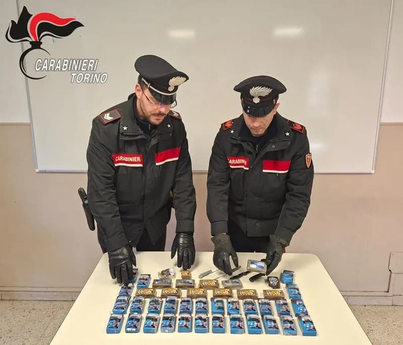 IVREA-PARELLA - Quattro di chili di hashish in casa: padre e figlio arrestati dai carabinieri